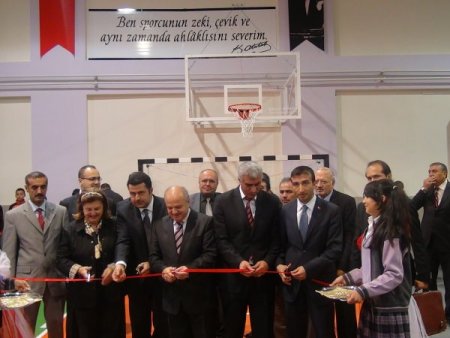 Kırşehirli hayırsever ilköğretim okuluna kapalı spor salonu yaptırdı