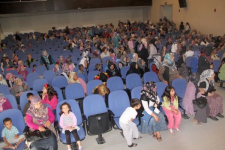 Kırtasiye yardımı almak için 500 kişilik salonu doldurdular