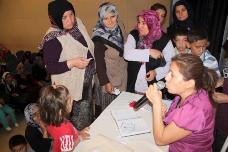 Kırtasiye yardımı almak için 500 kişilik salonu doldurdular