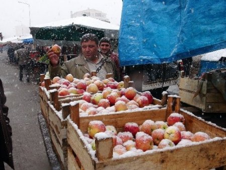 Kış geri geldi, meyve ve sebzeler kar altında kaldı