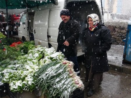Kış geri geldi, meyve ve sebzeler kar altında kaldı