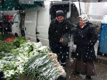 Kış geri geldi, meyve ve sebzeler kar altında kaldı