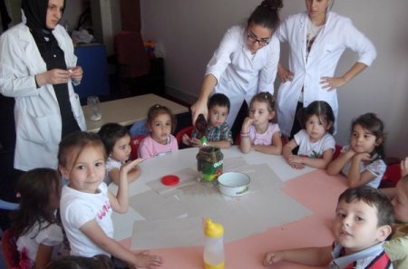 Kış hazırlıklarını öğrenen çocuk kulübü üyeleri turşu kurdu