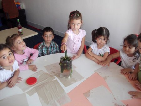 Kış hazırlıklarını öğrenen çocuk kulübü üyeleri turşu kurdu