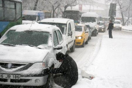 Kış lastiği olmayan araçlarda, ruhsat sahibine ceza kesiliyor