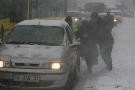 Kış lastiği olmayan araçlarda, ruhsat sahibine ceza kesiliyor