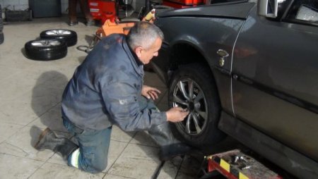 Kış lastiği takmak isteyen sürücüler lastik bulamıyor