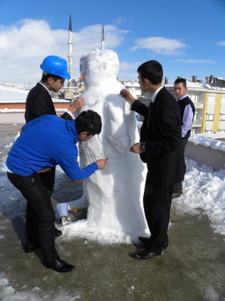 Kış mevsimin ilk kardan adamı Develi’den