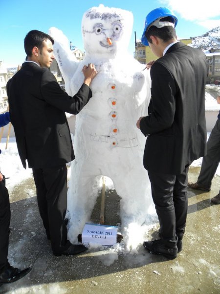 Kış mevsimin ilk kardan adamı Develi’den