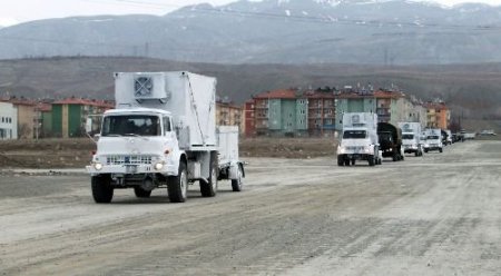 Kış Tatbikatına Giden Askeri Araçlar Vatandaşı Heyecanlandırdı