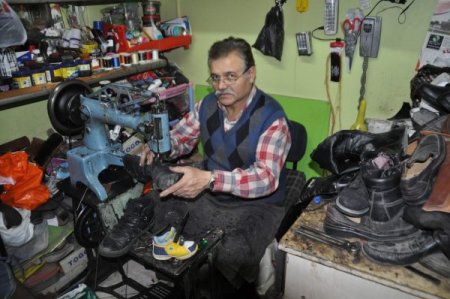 Kışın girmesi ayakkabı tamircilerinin işini artırdı