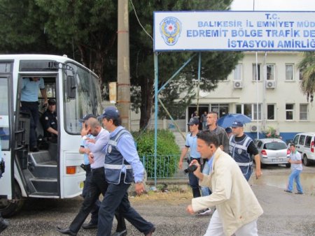 'Kıskaç' Operasyonunda 27 Kişi Adliyeye Çıkarıldı