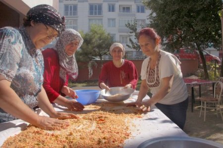 Kışlık hazırlığını imece usulü yapıp, komşuluk ilişkisini güçlü tutuyorlar