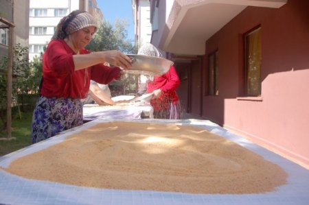 Kışlık hazırlığını imece usulü yapıp, komşuluk ilişkisini güçlü tutuyorlar