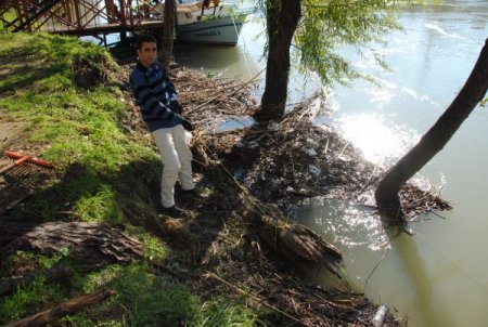Kışlık yakacaklarını Manavgat Irmağı'ndan topluyorlar