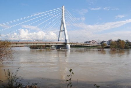 Kışlık yakacaklarını Manavgat Irmağı'ndan topluyorlar