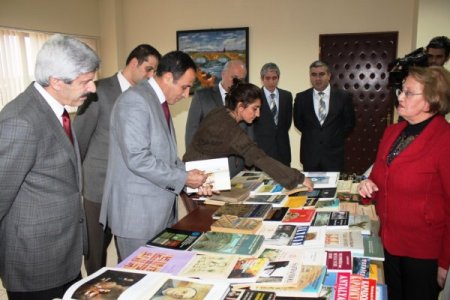 Kitap birikimlerini üniversiteye bağışladı