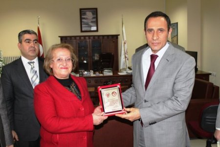 Kitap birikimlerini üniversiteye bağışladı