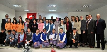 Kitap okuma bilgi yarışmasında dereceye girenler ödüllendirildi