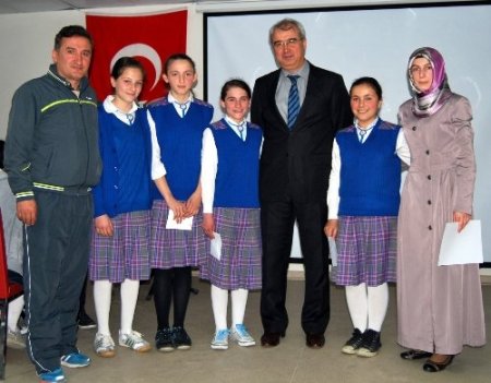 Kitap okuma bilgi yarışmasında dereceye girenler ödüllendirildi