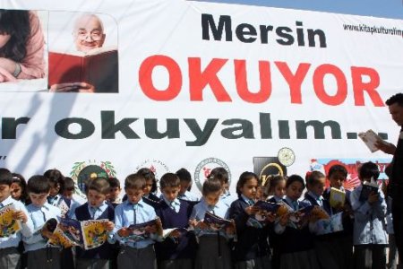 Kitap Okuma Rekoruna Hazırlanan Mersin'de Öğrencilere Ücretsiz Kitap Dağıtıldı