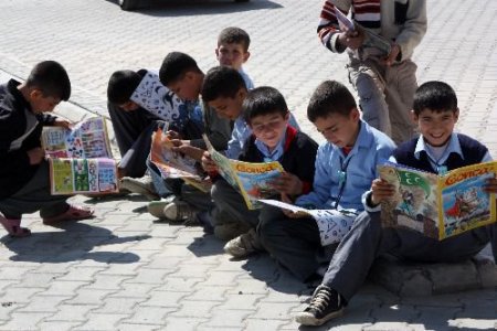 Kitap Okuma Rekoruna Hazırlanan Mersin'de Öğrencilere Ücretsiz Kitap Dağıtıldı