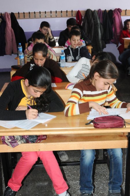 Kitap okuma yarışmasına üçüzler damga vurdu