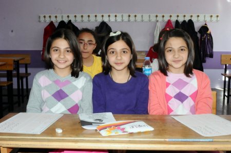 Kitap okuma yarışmasına üçüzler damga vurdu