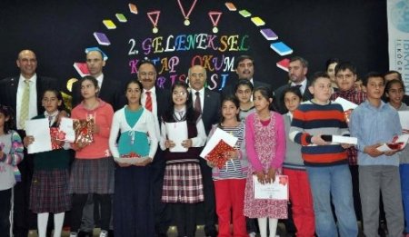 Kitap okumada başarılı öğrenciler ödüllendirildi