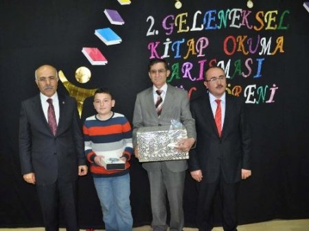 Kitap okumada başarılı öğrenciler ödüllendirildi