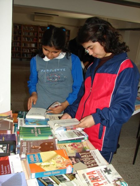 Kitap okuyan öğrenciler, 23 Nisan'da kitap setiyle ödüllendirilecek