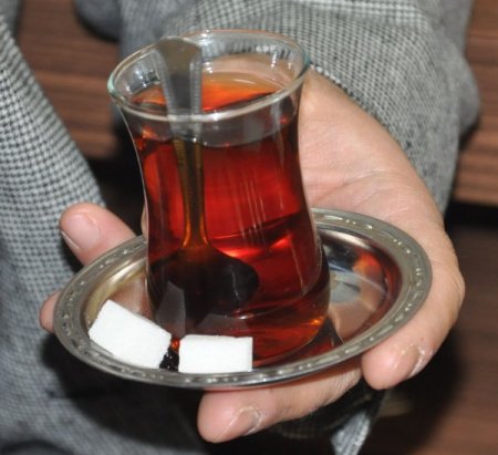 "Kıtlama Şekerle İçilen Çay Yemek Borusu Ve Mideye Zarar Veriyor"