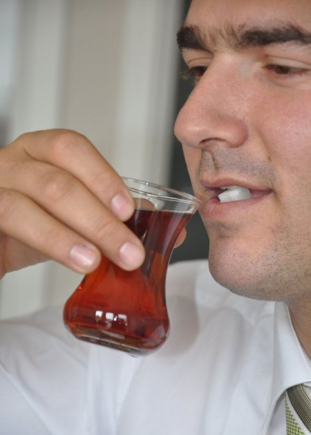 "Kıtlama Şekerle İçilen Çay Yemek Borusu Ve Mideye Zarar Veriyor"