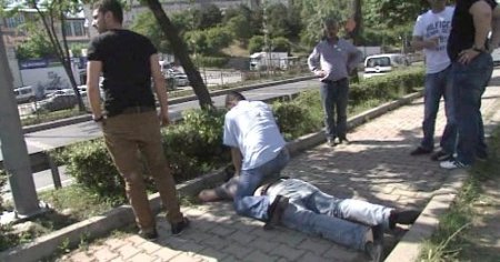 Kız arkadaşına dayak atan genci vatandaş engelledi