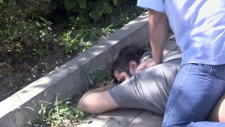 Kız arkadaşına dayak atan genci vatandaş engelledi