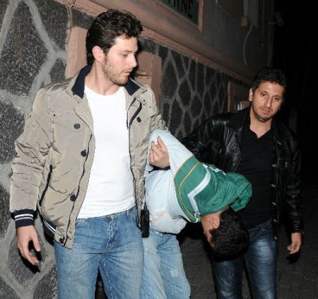 Kız Arkadaşını Silahla Vurarak Gasp Etti