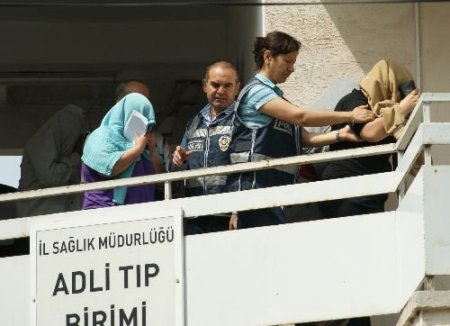 Kız Çocuğunu Fuhuşa Teşvik Ettikleri İddiasıyla 3'ü Kadın 8 Kişi Gözaltına Alındı