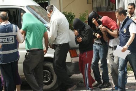 Kız Çocuğunu Fuhuşa Teşvik Ettikleri İddiasıyla 3'ü Kadın 8 Kişi Gözaltına Alındı