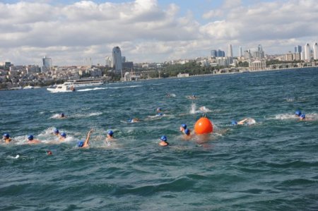 Kız Kulesi’ne karşı yüzdüler