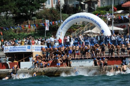 Kız Kulesi’ne karşı yüzdüler