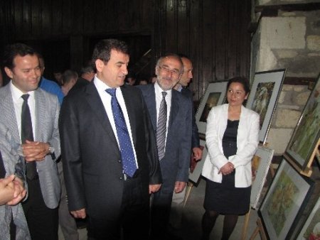Kız meslek lisesi öğrencileri resim sergisi açtı