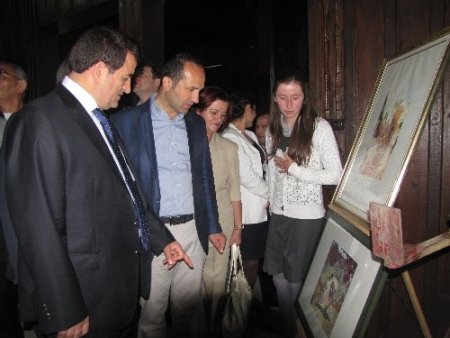 Kız meslek lisesi öğrencileri resim sergisi açtı
