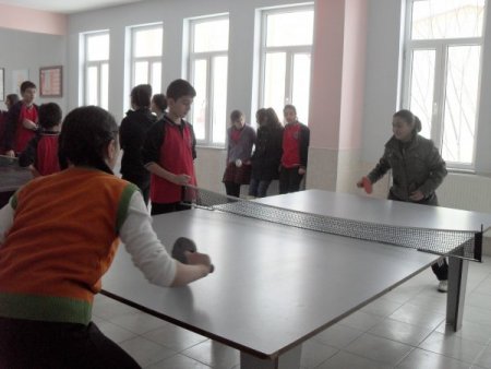 Kız öğrenciler, masa tenis turnuvasında stres attı