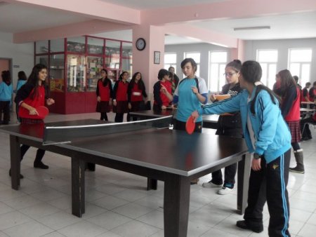 Kız öğrenciler, masa tenis turnuvasında stres attı