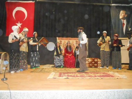 Kız Öğrenciler 'Töre'yi Tiyatro İle Sahnelediler