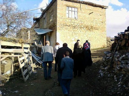 Kız Öğrencileri Okula Getirmek İçin Dağı Taşı Aşıyorlar