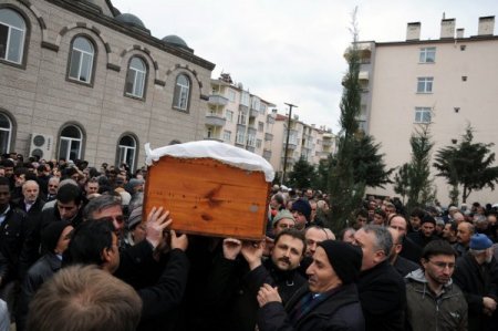 Kızı vefat eden eski dekanı meslektaşları ve öğrencileri yalnız bırakmadı
