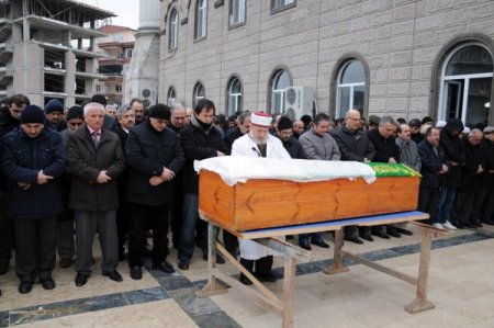 Kızı vefat eden eski dekanı meslektaşları ve öğrencileri yalnız bırakmadı