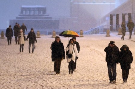 Kızıl Meydan beyaza büründü, Moskova son 50 yılın en fazla karını bekliyor