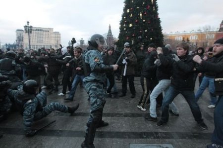 Kızıl Meydan Kana Bulandı; Binlerce Taraftar Polisle Çatıştı